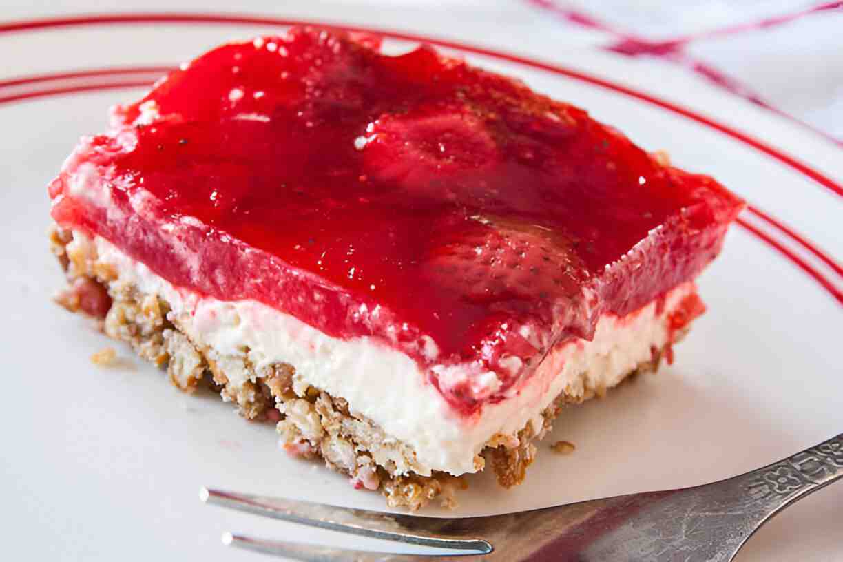 Strawberry Pretzel Salad – A Deliciously Sweet Treat!