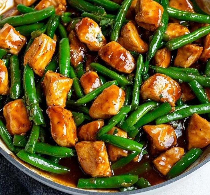Quick chicken breast cooked with green beans on a plate